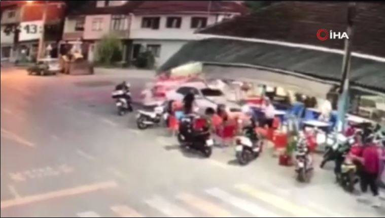 Davetsiz misafir! Lüks otomobil kahvehaneye daldı. Facianın eşiğinden dönüldü - Resim: 15